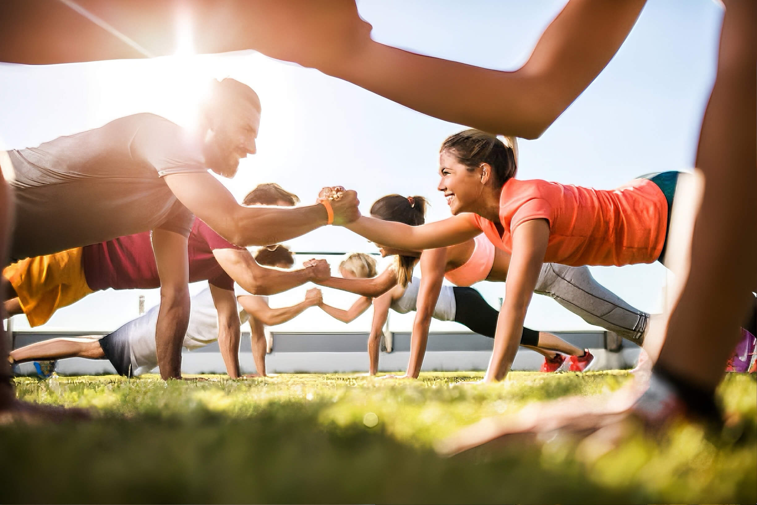 personas entrenando al aire libre